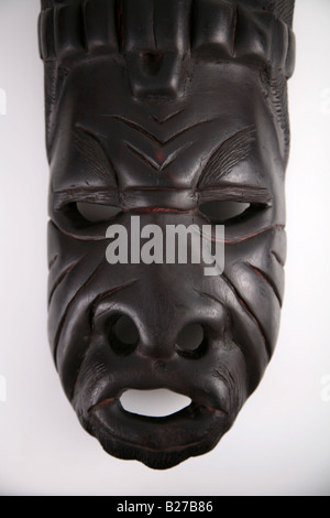 Afrikanische Maske aus Sambia auf weißem Hintergrund Stockfoto