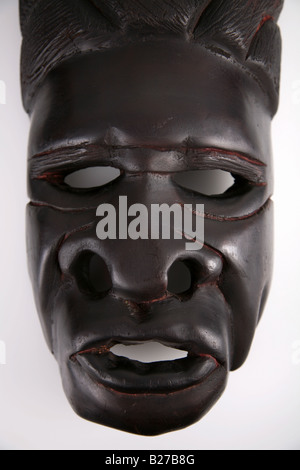 Afrikanische Maske aus Sambia auf weißem Hintergrund Stockfoto