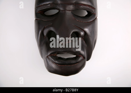 Afrikanische Maske aus Sambia auf weißem Hintergrund Stockfoto