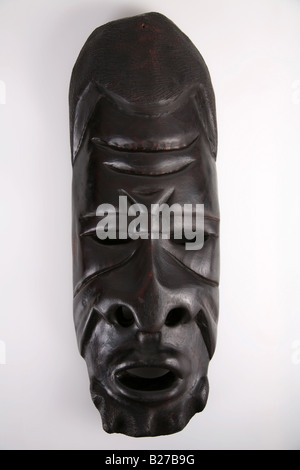 Afrikanische Maske aus Sambia auf weißem Hintergrund Stockfoto