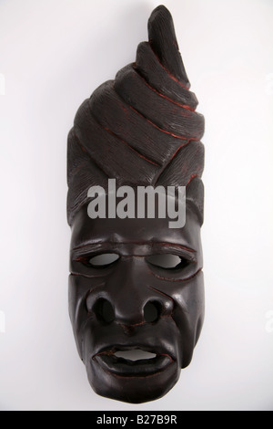 Afrikanische Maske aus Sambia auf weißem Hintergrund Stockfoto