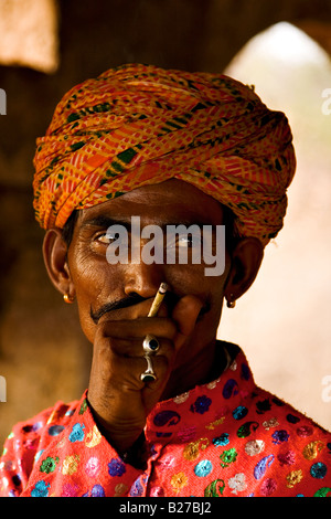 Rajasthani Mann in Indien tragen einen Turban und Rauchen eine beedi Stockfoto