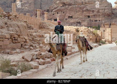 Leitfaden Sie mit Kamele bei der Säulenstraße, CARDO MAXIMUS, nabatäische Stadt Petra, Jordanien, Arabien Stockfoto