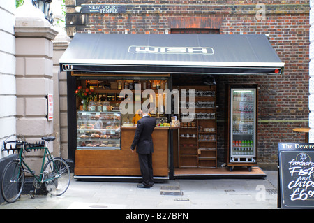 Mann stand vor Café Temple London Stockfoto