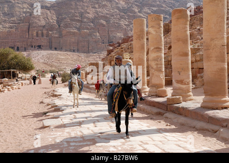 Leitfaden Sie mit Esel am Säulenstraße, CARDO MAXIMUS, nabatäische Stadt Petra, Jordanien, Arabien Stockfoto