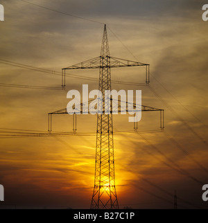 Hochspannung Strommast bei Sonnenuntergang Nordrhein-Westfalen-Deutschland Stockfoto