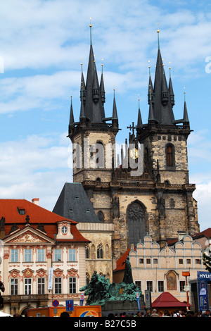 Die Fassade im Palais Kinsky, Liebfrauenkirche vor Tyn auf dem Altstädter Ring in Prag, mit blauen Himmel und Wolken Stockfoto