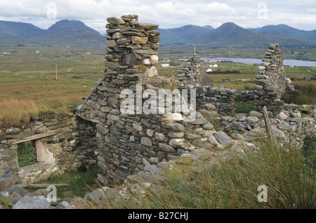 Herd und Stein Wände der Häuser verlassen während der großen Hungersnot in der Nähe von Renvyl in der Grafschaft Galway Connemara Irland Stockfoto