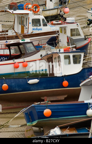 Bunte Fischerboote vertäut in einem Hafen bei Ebbe in der kornischen Angeln Stadt von Newquay in England Stockfoto