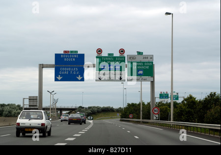 Französische Autobahnnetz und Richtung Zeichen Calais Frankreich Europa einschließlich ausschalten Beschilderungen für den Eurotunnel terminal Stockfoto