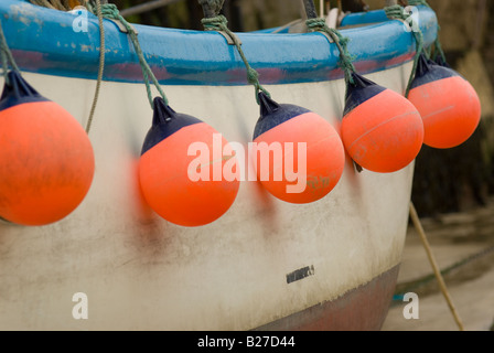 Eine farbenfrohe Stillleben-Studie der alten Angeln Boote und ihre Bojen in der Fischerei Hafen von Newquay, Cornwall England gedreht Stockfoto