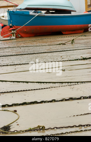 Bunte Fischerboote vertäut in einem Hafen bei Ebbe in der Stadt von Newquay England Angeln cornish Stockfoto