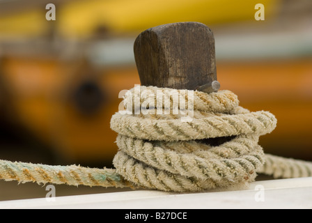Eine Nahaufnahme der Stillleben-Studie von einem Schiffe Poller mit Seil umwickelt Schuss in den Hafen in Newquay Cornwall England Stockfoto