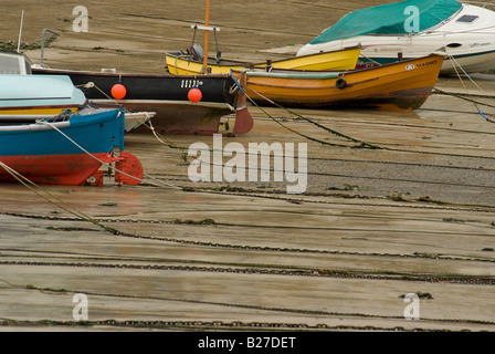 Bunte Fischerboote vertäut in einem Hafen bei Ebbe in der Stadt von Newquay England Angeln cornish Stockfoto