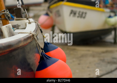 Eine farbenfrohe Stillleben-Studie von Fischerbooten und ihre Bojen erschossen in den Fischerhafen von Newquay Cornwall England Stockfoto