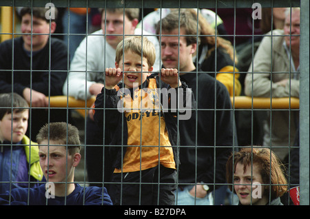 Fußball-Fans hinter Absperrgitter bei Molineux eingezäunt Stockfoto