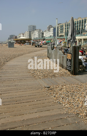 Stadt von Brighton und Hove, England. Board Weg in eines der vielen Pubs, Clubs, Bars, Cafés und Restaurants am Strand von Brighton. Stockfoto