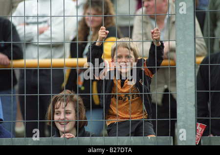 Wölfe V SOUTHEND UNITED AT MOLINEUX 20 4 92 Fußballfans hinter Absperrgitter bei Molineux eingezäunt Stockfoto