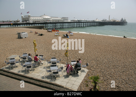 Stadt von Brighton und Hove, England. Besucher in einem der vielen Bars, Cafés und Restaurants am Strand von Brighton. Stockfoto