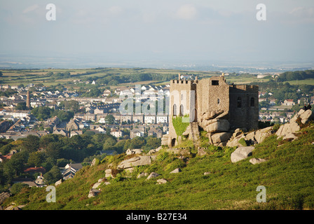 Carn Brea Burg mit Blick auf Redruth in Cornwall, Großbritannien Stockfoto