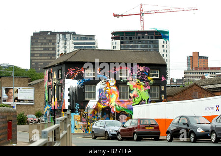 Hausbau mit bunten Wandgemälde im Digbeth in Birmingham gemalt Stockfoto