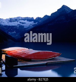 KANUS AM DOCK BEI DÄMMERUNG, LAKE LOUISE, VICTORIA GLETSCHER ÜBER BANFF NATIONALPARK, ALBERTA, KANADA Stockfoto