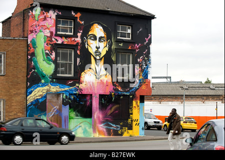 Hausbau mit bunten Wandgemälde im Digbeth in Birmingham gemalt Stockfoto