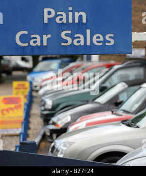 Ein Autohaus in Worthing, das unter dem Namen Pain Car Sales tätig ist. Bild von Jim Holden. Stockfoto