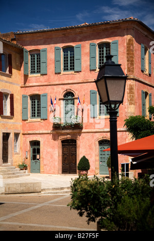 Roussillon Dorfzentrum mit hellen roten ockerfarbenen Gebäuden, Provence, Frankreich. Stockfoto