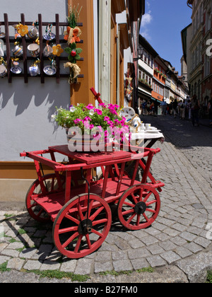 Hand Warenkorb vor einem Geschäft auf der Krämerbrücke, Erfurt, Deutschland Stockfoto