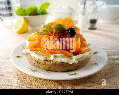 Geräucherter Lachs und Frischkäse auf einen bagel Stockfoto
