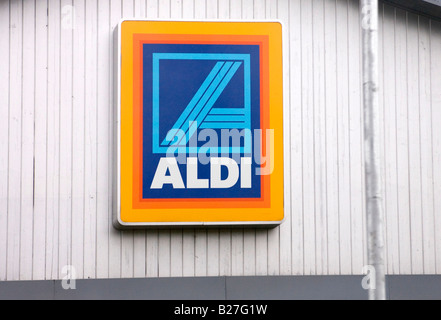 Aldi-Schild am Supermarkt Stockfoto