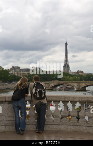 Paar, bewundern Sie die Aussicht entlang der Seine in Paris, Frankreich Stockfoto