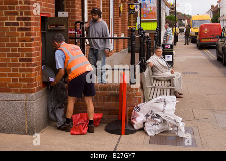 Postbote leeren Briefkasten im Postamt In Aldeburgh, Suffolk, Uk Stockfoto