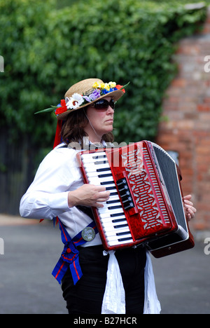Frau Morris Tänzer spielen Akkordeon, Warwick, England, UK Stockfoto