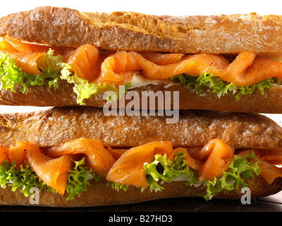 Nahaufnahme der Räucherlachs salat Baguette in französischem Brot stick Stockfoto