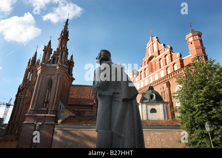 LTU Litauens Hauptstadt Vilnius St Anne s und St Francis und Bernardine Kirche zurück Denkmal der polnischen Dichter Adam Mickiewicz Stockfoto