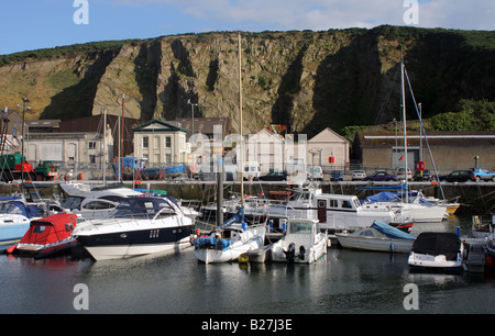 Blick auf den Yachthafen von Douglas mit Felsen in der Ferne, Isle Of man. Stockfoto