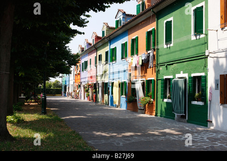 Reihe von bunt bemalten Häusern in Burano, venezianische Lagune, Italien Stockfoto