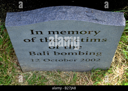 Gedenkstein für die Opfer der Bali Bombardierung 2002 in East Sheen Friedhof, Südwesten von London, england Stockfoto