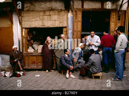 Verkauf von Cockrels in der Medina in der alten Stadt von Fez Nordmarokko Stockfoto