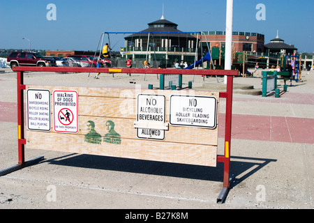 Zu Fuß von Hunden ist verboten und Graffiti auf eine Barriere neben einem Spielplatz Stockfoto