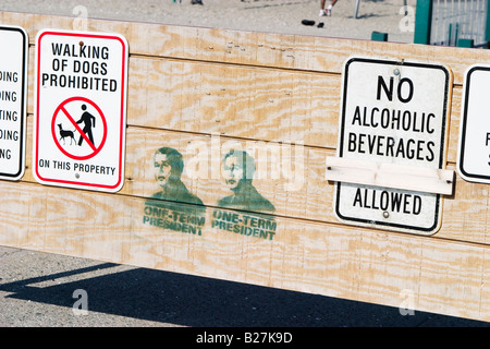 Zu Fuß von Hunden ist verboten Schild mit Graffiti daneben in Newport, Rhode Island Stockfoto