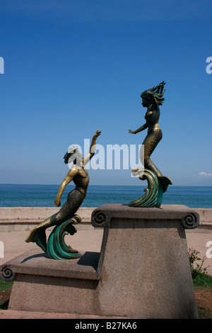 Triton und Nereida man Skulpturen Bronze öffentlich Futter Puerto Vallarta Malecon Stockfoto