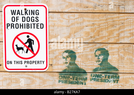 Zu Fuß von Hunden ist verboten Schild mit Graffiti daneben in Newport, Rhode Island Stockfoto