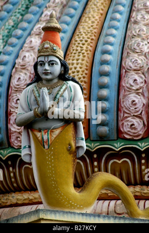 Statue auf einer Hindu-Tempel Dach Turm von Matsya Avatar oder Fisch Inkarnation ist das erste von zehn Nelken von Vishnu, Indien Stockfoto