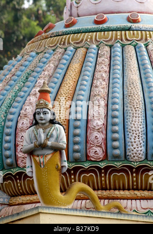 Statue auf einer Hindu-Tempel Dach Turm von Matsya Avatar oder Fisch Inkarnation ist das erste von zehn Nelken von Vishnu, Indien Stockfoto