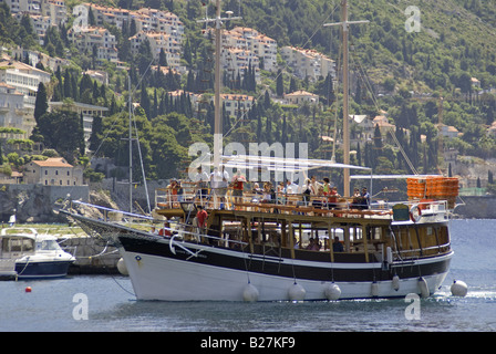 Dubrovnik Tourist Ausflugsschiff in alten Hafen nach Kreuzfahrt rund um die Stadtmauer, an der dalmatinischen Küste der Adria Stockfoto