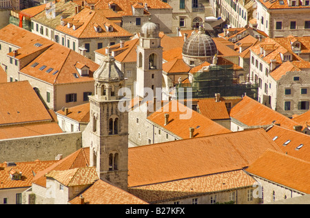 Altstadt von Dubrovnik Kirchtürmen und Orange gekachelt Dächer Stockfoto