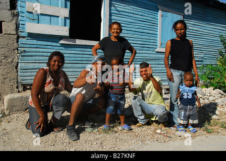 Arme glückliche Familie und Freunde in Neiba, Dominikanische Republik Stockfoto